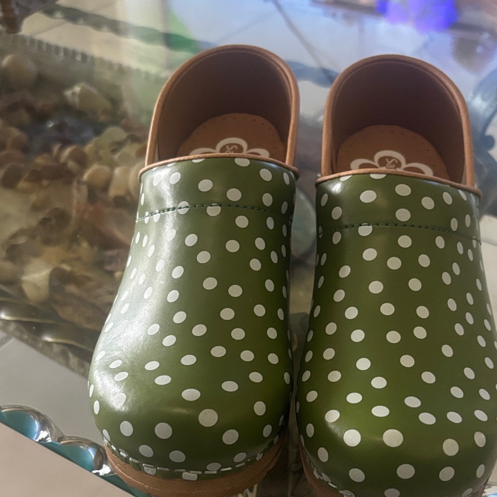 Women working shoe
